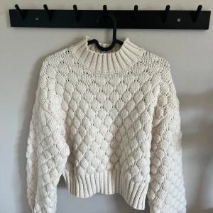 Vit stickad tröja från Monki XS - Stickad tröja från monki. Kräm vit/ ljus beige färg. Väldigt bra skick. Kragen går uppåt i halsen (lite polokrage).
