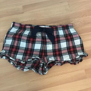 Pyjamas shorts - Fina pyjamasshorts med en gullig rosett. Lågmidjade.  Köpta från Gina tricot. Nyskick. Köpt från barn avdelningen men skulle säga att de sitter som en XS. Pris är diskuterbart.  Hör av er ifall ni vill ha mer info eller bilder
