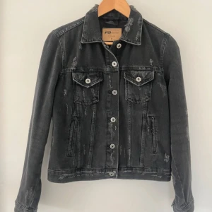 Svart jeansjacka  - Svart jeansjacka, knappt använd