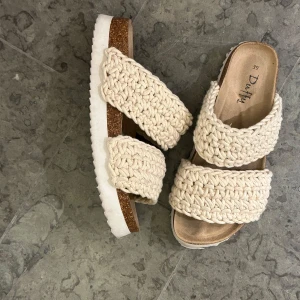 Beige stickade sandaler från Duffy - Säljer dessa snygga sandaler från Duffy i beige med två breda stickade band över foten💗 Använda en gång