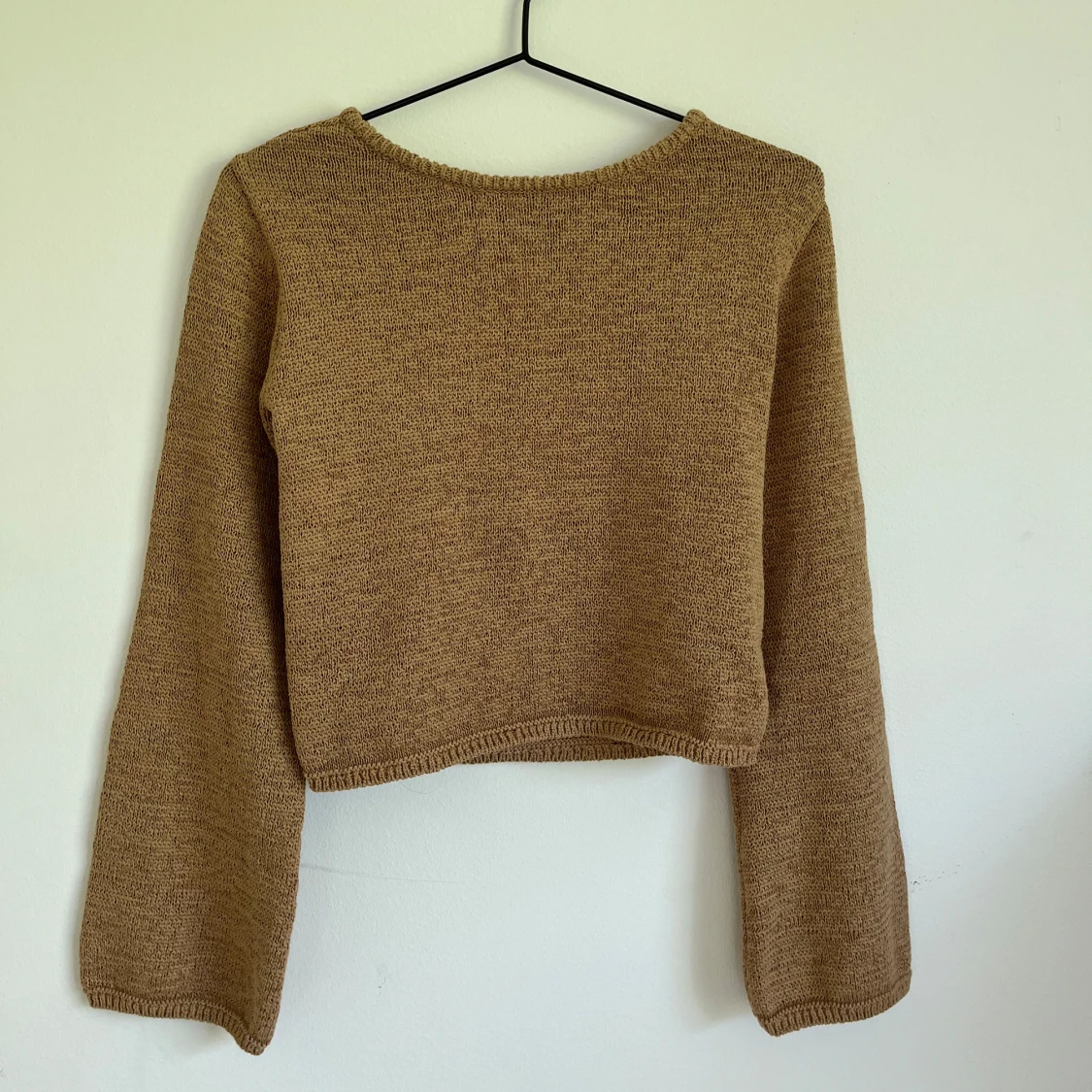 Beige/brun stickad tröja med öppen rygg