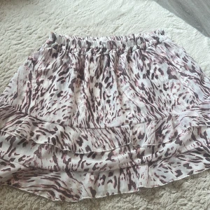 Mönstrad kjol  - Djurmönstrad unik kjol perfekt till sommaren köpt secondhand! ❤️ 