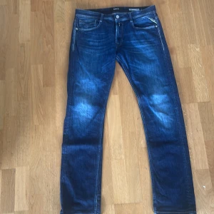 Blå Replay Rocco jeans straight fit - Snygga blå jeans från Replay, modell Rocco. Klassisk femficksdesign med raka ben och tydliga kontrastsömmar. Jeansen har mellanblå tvätt. Passar perfekt till sneakers eller boots. Strl 33/34