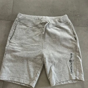 Gråa shorts från Sail Racing - Säljer gråa Sail Racing shorts för att de är för små. Storlek 170 skriv för frågor eller fler bilder