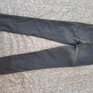 Gråa jeans - Gråa byxor från cubus, raka i benet (stella design)