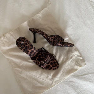 Leopardmönstrade klackar från Zara - Snygga sandaler från Zara med leopardmönster och smala remmar. Skorna har öppen tå och klack! Så snygga men lite för små för mig i storleken därav säljer jag dem!💞Endast provade aldrig använda 