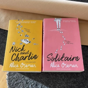 Nick and Charlie & Solitaire - Två populära böcker av Alice Oseman: 'Nick and Charlie', en Heartstopper-novell om kärlek, och 'Solitaire', en berättelse om identitet och relationer. Perfekta för unga vuxna som gillar moderna, relaterbara historier.