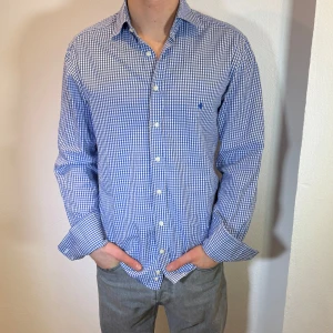 Blå/ vit rutig skjorta från Morris  - Blå och vit rutig skjorta från Morris || skjortan passar storlek S || Nypris ca 1300kr || Mitt pris 299kr || Inga hål eller fläckar || tveka inte på att höra av dig vid frågor 