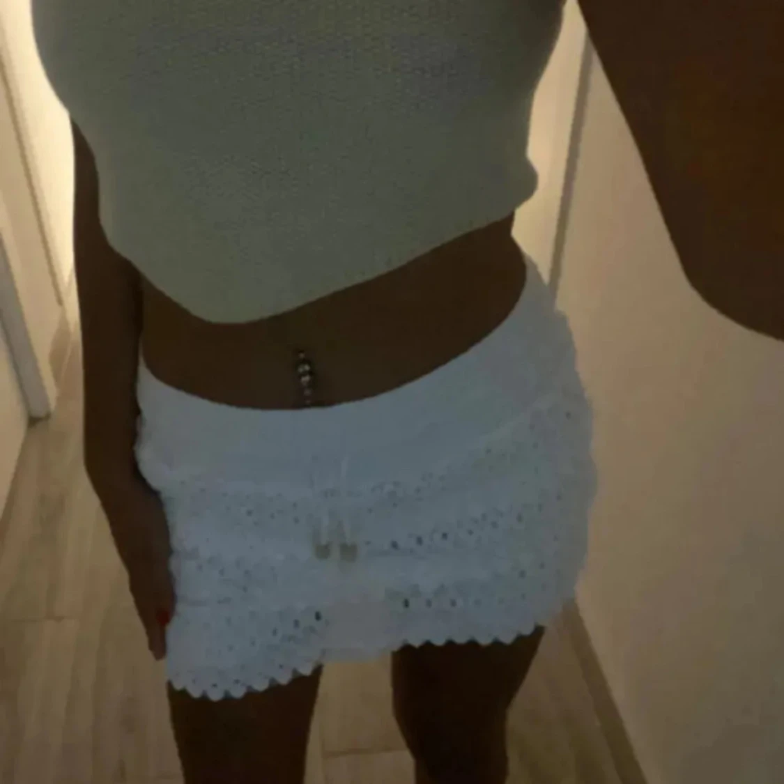 Vit spetsig minikjol med snörning