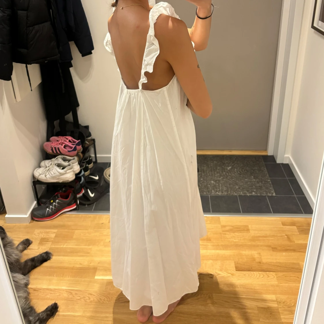 Vit långklänning med volangaxlar - 1