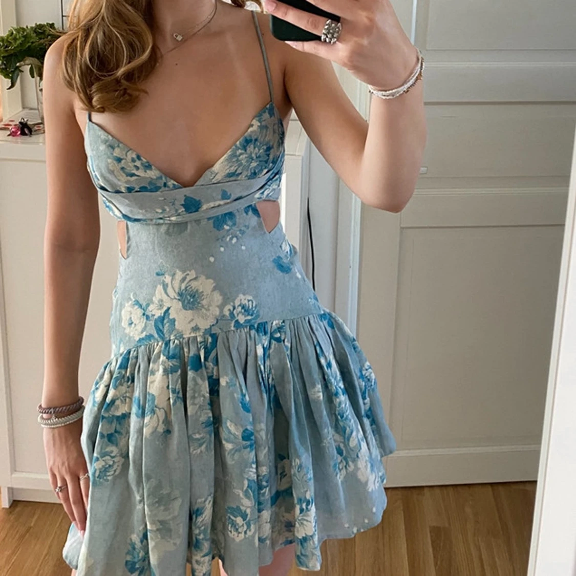 Blommig ljusblå kortklänning med smala axelband - 1