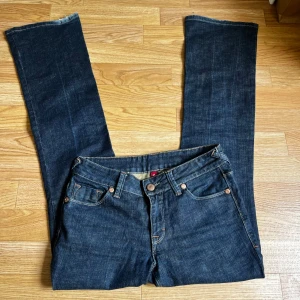 Jeans Wendy Blue Bootcut från GJ Jeans - Mörkblå bootcut jeans från GJ Jeans, modell Wendy Blue Bootcut. Broderade bakfickor. Äldre Gina tricot jeans. Lite nötta på ena byxbenet. 🩷
