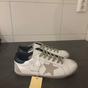 Golden Goose Superstar - Golden Goose storlek 42, rensar garderoben och dessa har ännu inte kommit till användning men det är inga som helst fel på skorna. Alla tillbehör tillkommer men lådan är lite tillknycklad.