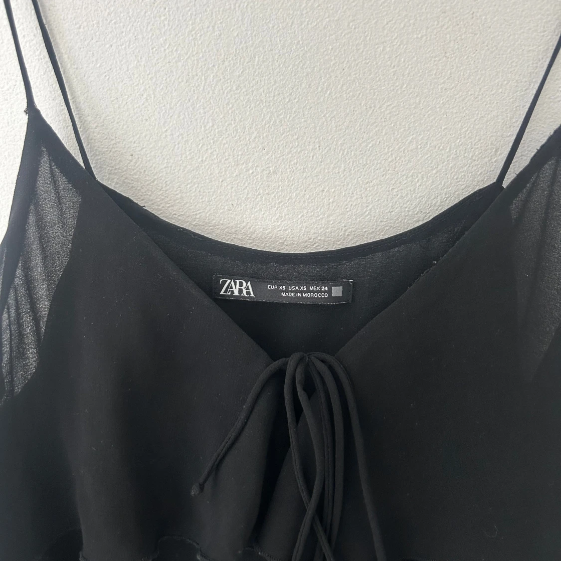 Svart volangig linnetopp från Zara - 4