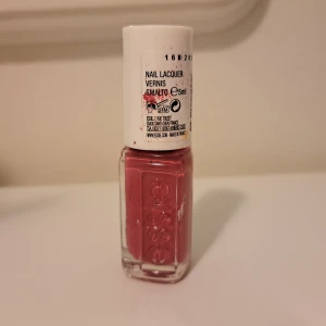 Essie nagellack i dammigt rosa - Nagellack från Essie i en snygg dammigt rosa nyans. Kommer i en klassisk fyrkantig glasflaska med vitt lock. Perfekt för dig som vill ha en trendig och stilren färg på naglarna. Innehåller 5 ml.