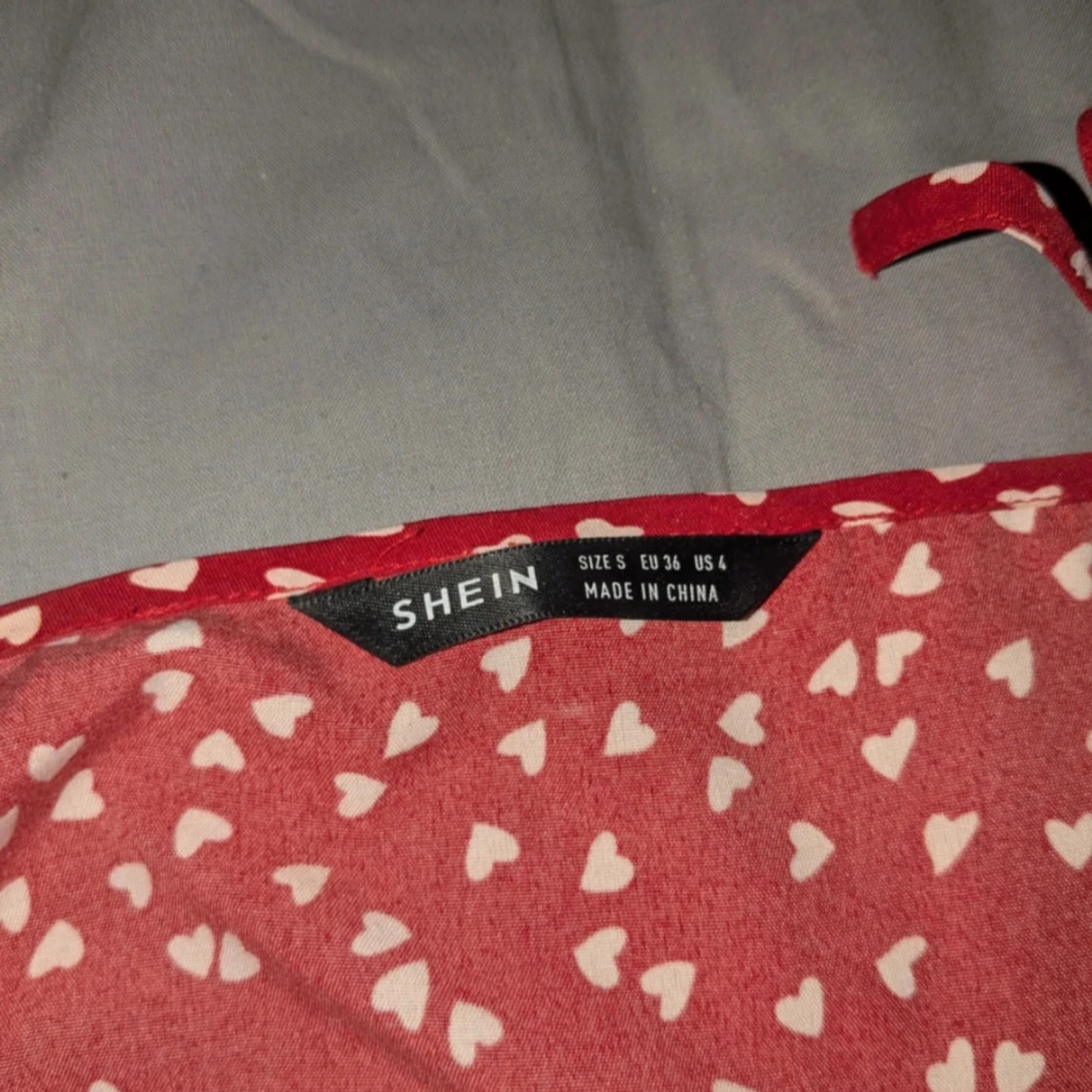Röd omlottklänning med hjärtan från SHEIN - 3