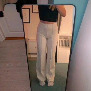 Vita vida byxor från Cubus - Fina nya kostymbyxor men  känns som mjukisbyxor, storlek 164 men passar XS och S. Det är högmidjade men går att vika ner till både låg och mid waist. Aldrig använda🫶🏻