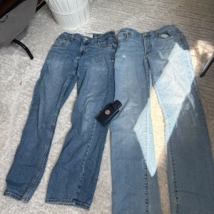 Levis bulk - Köp dessa två jeans och få en gratis parfym på köpet för endast 729kr! Jeansen är båda i barnstorlekar och passar bäst på 158-165cm! Liten skada på de mörka jeansen men inget som syns vardagligt! Såklart går det att köpa jeansen en för en men det blir ett bättre pris när man köper båda tillsammans!