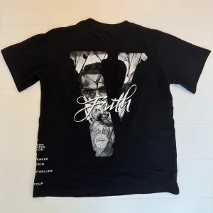 V-LONE T-shirt - Säljer en riktigt fin t-shirt från märket ”V-LONE” med ”Pop Smoke” motiv. Först till kvarn!🙌🏻