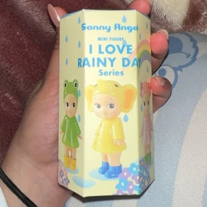 I Love Rainy Day Series - Sonny Angel - Säljer en äkta Sonny angel från rainy day serien🌧️ finns kvitto/orderbekräftelse på att de är äkta!Perfekt för dig som gillar samlarprylar och gulliga minifigurer. Vid vissa tillfällen kan jag även mötas upp om så önskas🫶🏼