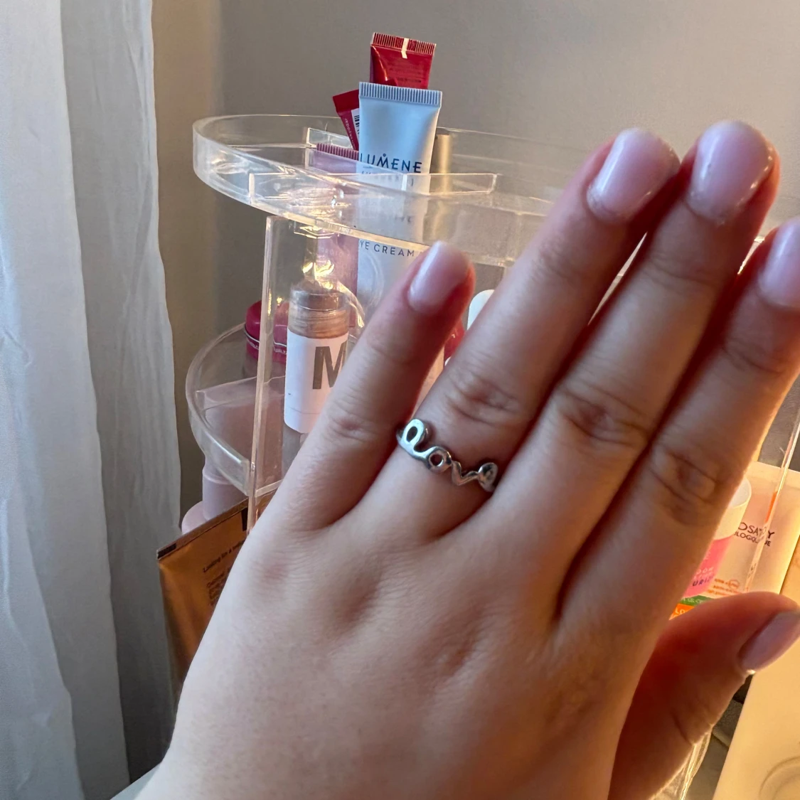 Söt silverring med texten Love - 1