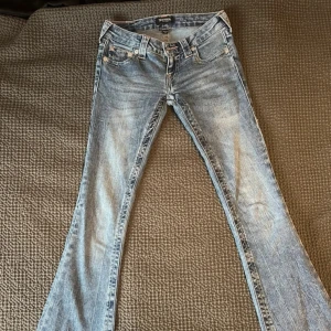 True religion jeans  - Ultra lowwaist true religion jeans ifrån nelly! De är uppsydd för att passa någon som är ca 160 men går såklart att sprätta upp också🩷Skriv för frågor!