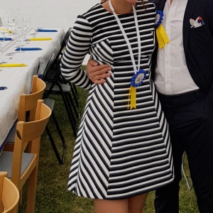 Randig klänning från Michael Kors  - Otroligt fin klänning från Michael Kors. Tjockare tyg som ger en känsla av lyx. Bilderna gör den inte rättvisa! Lätt utsvängd nertill som ger klänningen ett snyggt fall. Klänningen är i storlek 2, vilket motsvarar XS.