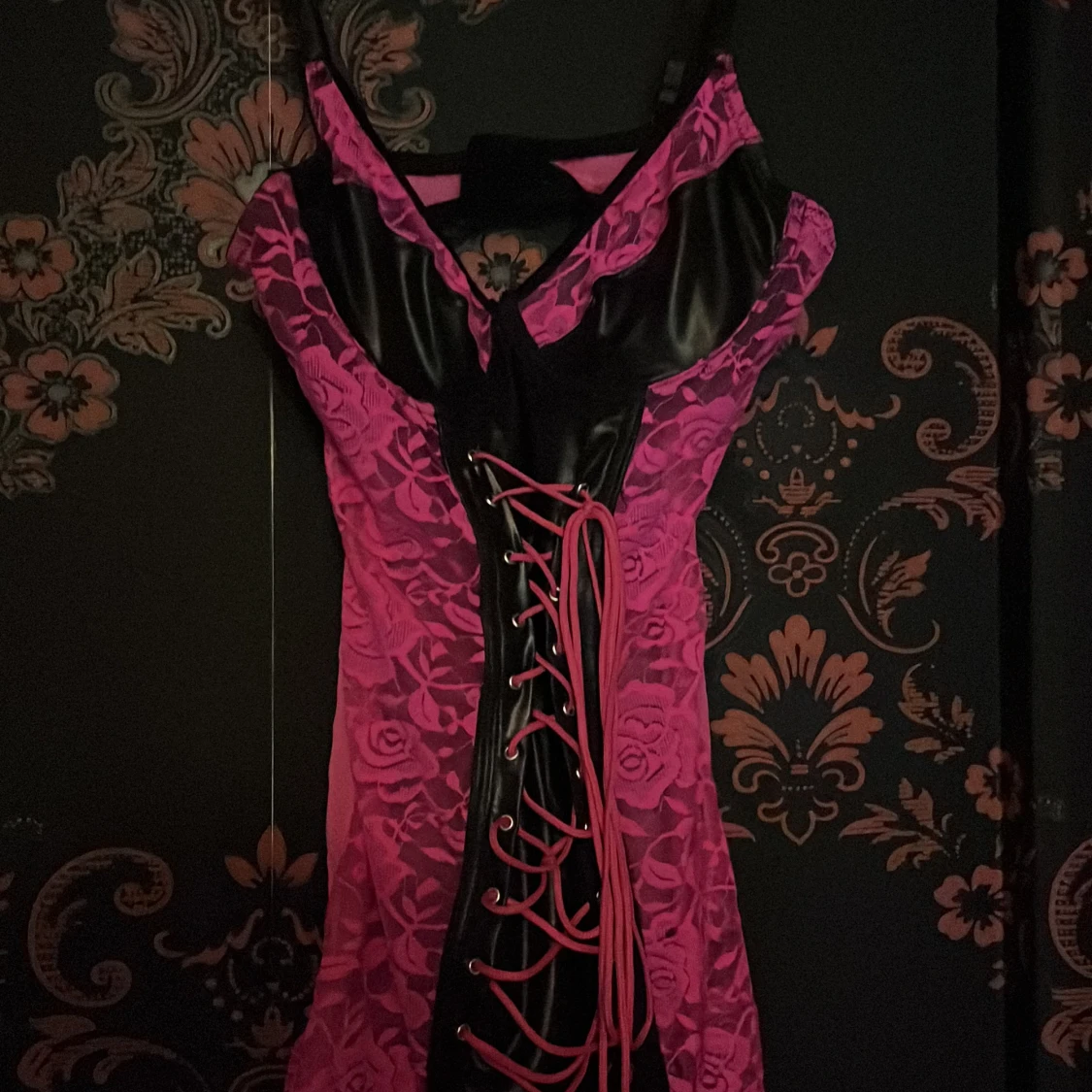 Rosa spetsklänning Seven 'til Midnight