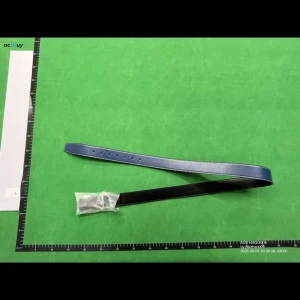 Blått och svart smalt skärp i skinn - Snyggt smalt bälte i blått och svart skinn med silverfärgat spänne. Perfekt för att ge en clean och stilren touch till din outfit. Bältet har flera hål för justerbar passform och en enkel, klassisk design.