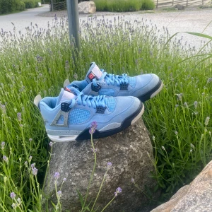 Nike Air Jordan 4 University Blue - Nu säljer jag mina Nike Air Jordan 4 University Blue  några skor som är skit snygga för sommaren enligt mig jag bara säger den som har dom här skorna är sexy man skorna är lite slipade på undersidan kom med frågor är nästan alltid aktiv priset kan diskuteras vid snabb affär ✌️😎
