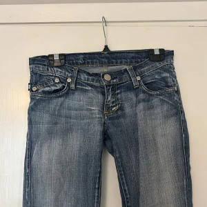 Blå bootcut jeans  - Snygga blå bootcut jeans med slitningar och ljus tvätt. Lite slitna vid fötterna.💕står tyvärr ingen storlek men skulle säga ca xs