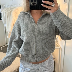 Stickad kofta - Fin stickad kofta från Bikbok, storlek XS. Säljer då den ej kommer till användning 🎀 Bra skick tjock kvalite, använd max 5 gånger