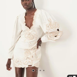 Snygg klänning  - Säljer denna sååå sjukt snygga klänning wow💖💖 storlek 34 och endast använd en gång, köpte på asos för 1800🌸🌸🌸