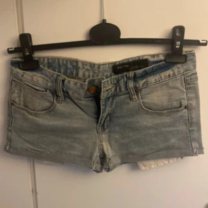 Lågmidjade  jeansshorts - Snygga lågmidjade jeansshorts i mycket bra skick och stretchiga. De passar som xs, midjemått rakt över är 39cm och är 21cm i benlängd