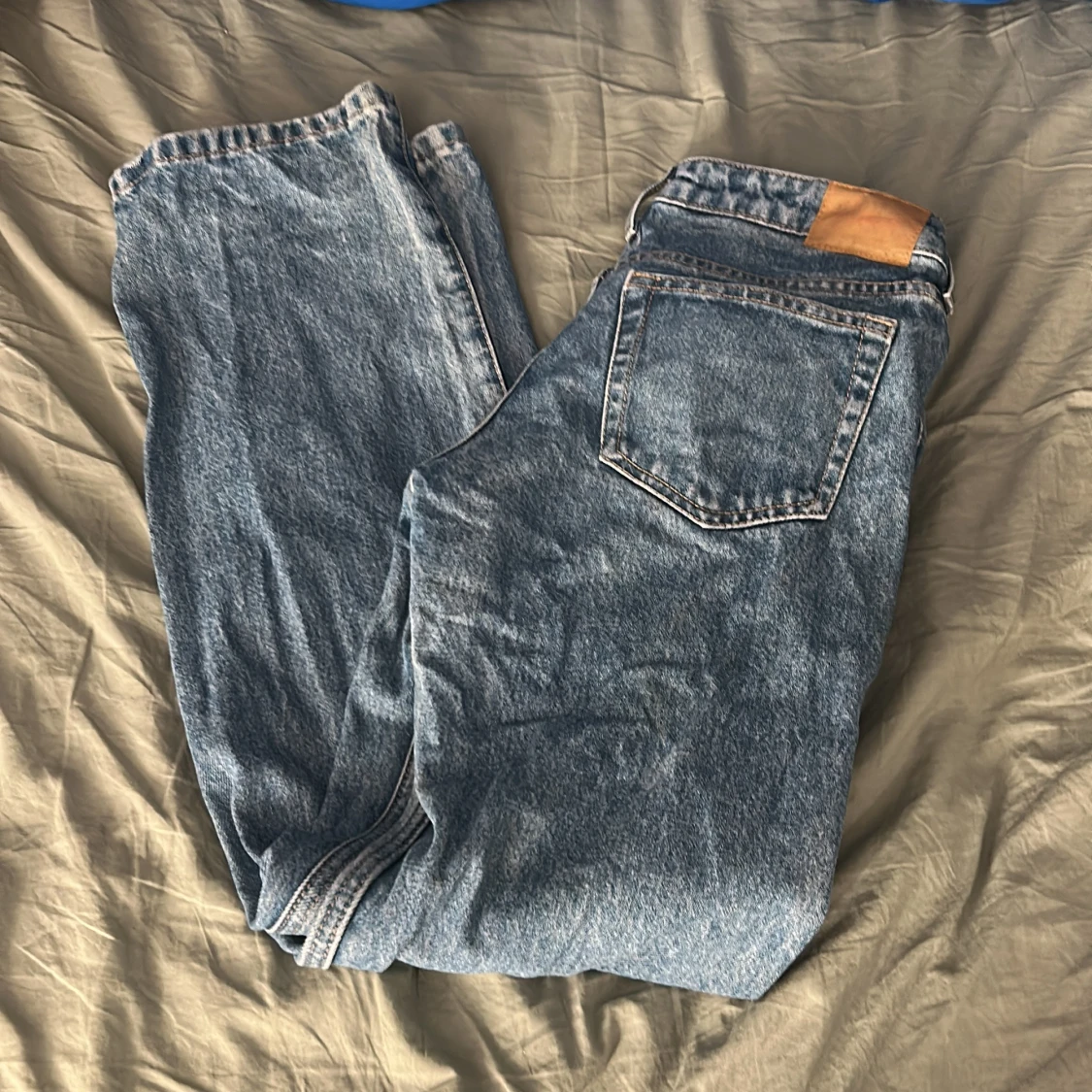 Blåa Arrow jeans från Weekday