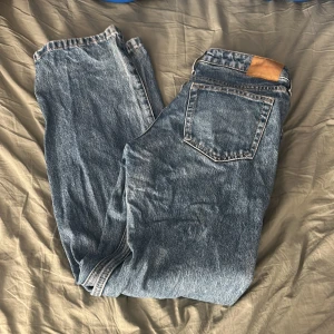 Blåa Arrow jeans från Weekday - Säljer ett par klassiska blå jeans från Weekday, modellen Arrow. De har fem fickor, raka ben och normal passform. Jeansen är i en snygg mellanblå tvätt och tillverkade i bomull. Perfekta för en chill och stilren look.