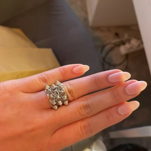 Edblad silverring med nitar - Cool bred ring i silverfärgad metall med nitar på ovansidan. Från edblad, sparsamt använd, som ny. Tror att det är näst minsta storleken