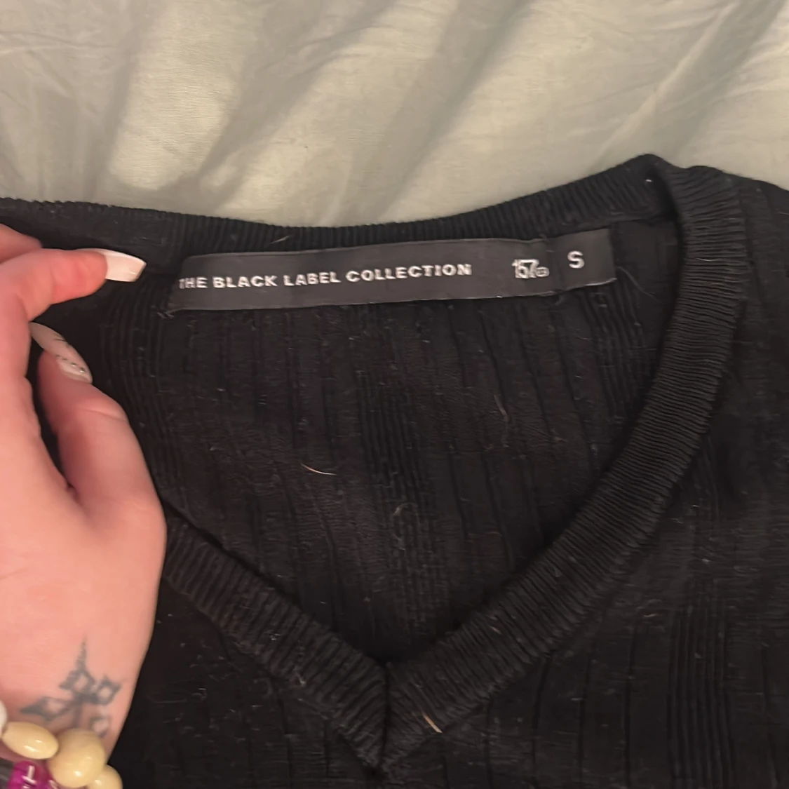 Svart ribbad v-ringad tröja S - 1