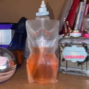 Female Erotics parfym 100ml - Parfymen Female Erotics från Black kommer i en frostad glasflaska formad som en kvinnokropp. Flaskan har en ljusblå spraykork och innehåller en orangefärgad vätska. Rymmer 100 ml och har en unik, konstnärlig design som sticker ut i parfymhyllan. Har tappat bort saken man sprejar med och den har även gått lite sönder vid en av brösten ;) 