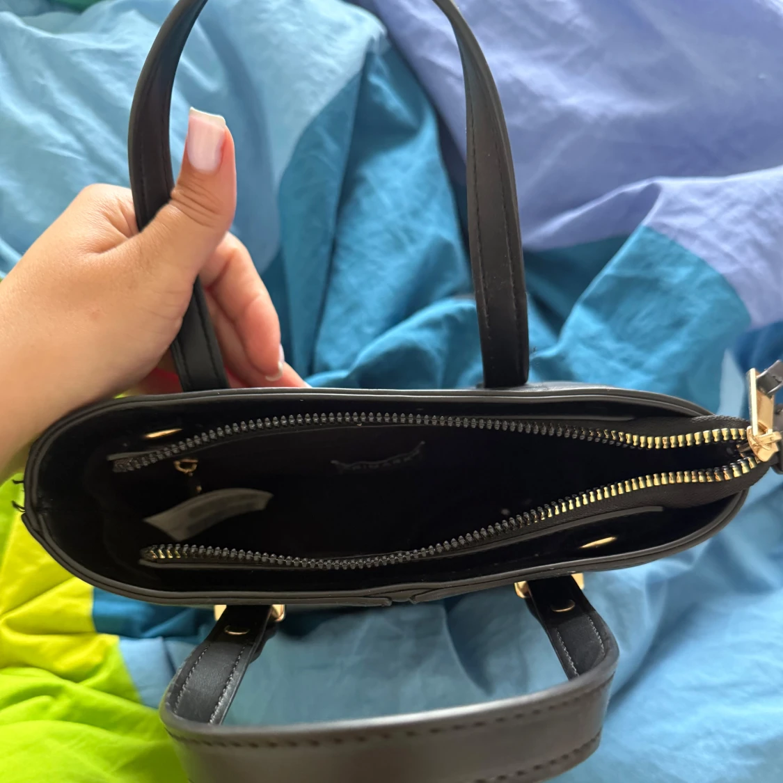 Svart handväska med gulddetaljer - 1