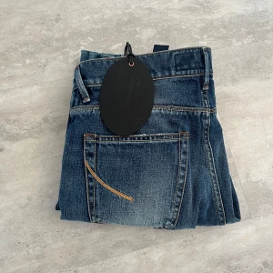 Handpicked jeans  -  Blåa  jeans från handpicked. Helt nya, säljer pga att dom e för små för mig. Kan gå ner i pris vid snabb affär.