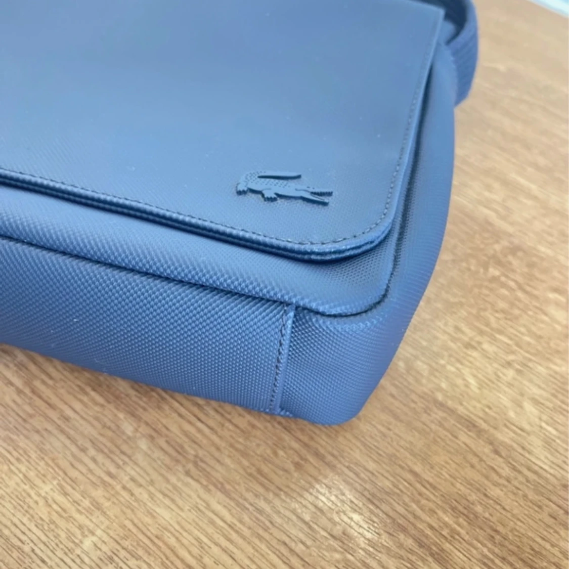 Marinblå axelväska från Lacoste - 1