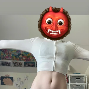 Kort vit  zip up - Kort vit zip up köpt på Sellpy men från början från shein. Köpt u mycket bra skick på Sellpy och har inte använt den sen dess💕