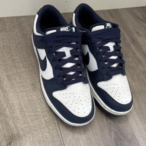 Nike Dunk Low vit/marinblå sneakers - Helt nya använda max 3 gånger. Säljer då dom inte passar.