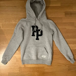 Peak performance hoodie - Säljer denna grå hoodie från peak performance🙌 Storlek S. Tryck med PP framsidan. Pris: 249kr🫡 kontakta för frågor eller funderingar 🙏