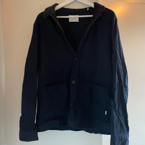 Mörkblå overshirt från Les Deux - Stilren mörkblå overshirt från Les Deux| Storlek Medium|Bra skick.