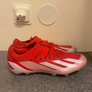 Adidas Crazyfast Fotbollskor - Väldigt fint skick, använda under en kort period. Lite små fläckar från konstgräs, men annars jättefina. Bara att fråga vid fler bilder/funderingar 