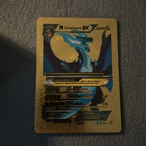 M Charizard EX - En exklusiv och glänsande Pokémon-samlarbricka med Mega Charizard EX! Perfekt för dig som älskar Pokémon och vill ha något unikt i din samling. Kortet har en cool guldlook och är ett måste för fans av spelet och serien. Denna är riktigt rare