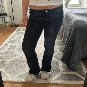 Svarta bootcut jeans med låg midja - Intressekoll på dessa as snygga jeans❤️passar M och S ( lappen sitter ej kvar så vet inte storlek ) nypris runt 500