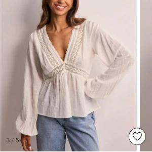 Vit blus med spetsdetaljer från Nelly - Jättefin vit topp med spetsdetaljer! Luftigt och skönt material. Inte så genomskinlig som man kan tro!! Orginalpris från Nelly 349kr. Storlek 44!
